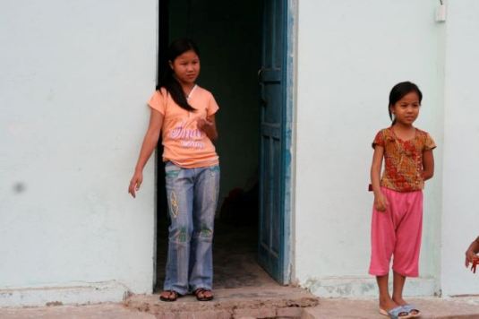 Zwei ehemalige Kindersoldatinnen in einem unserer burmesischen Kinderheime