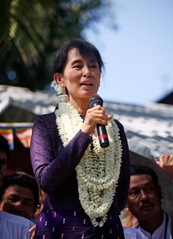 Aung San Suu Kyi bei einer Rede in Hlaing Thar Yar, einem Stadtteil von Yangon am 17. November 2011 (c) Htoo Tay Zar (www.openmyanmar.tumblr.com)